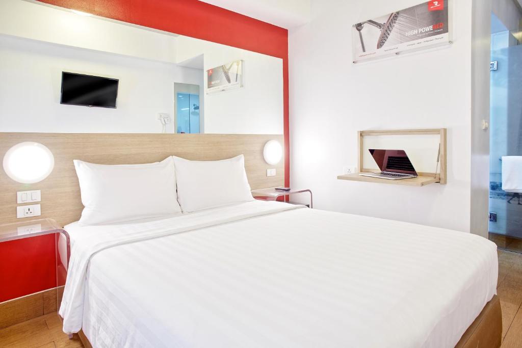 马尼拉Red Planet Ortigas的卧室设有一张白色大床和一扇窗户。