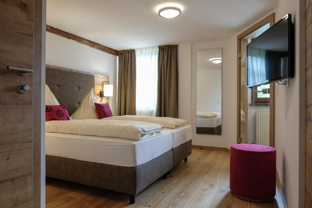沙特瓦尔德爱鹏加斯霍夫祖尔波斯特宾馆的配有一张床和一台平面电视的酒店客房