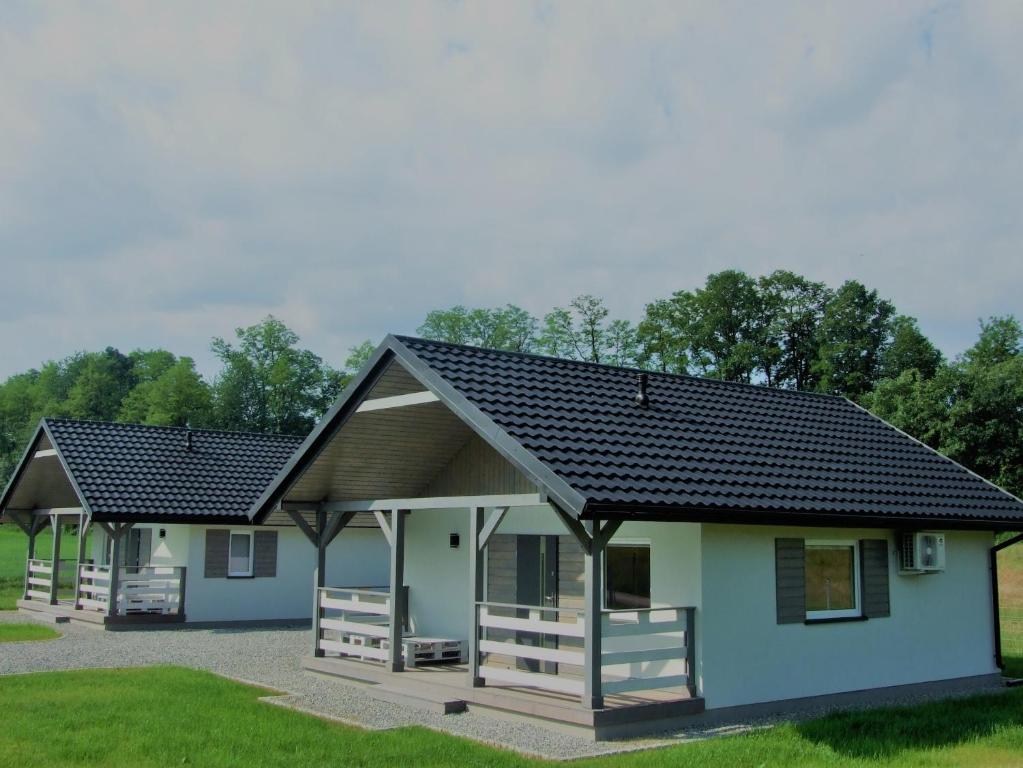 扎托尔Domki Komfort całoroczne的一间黑色屋顶的小房子