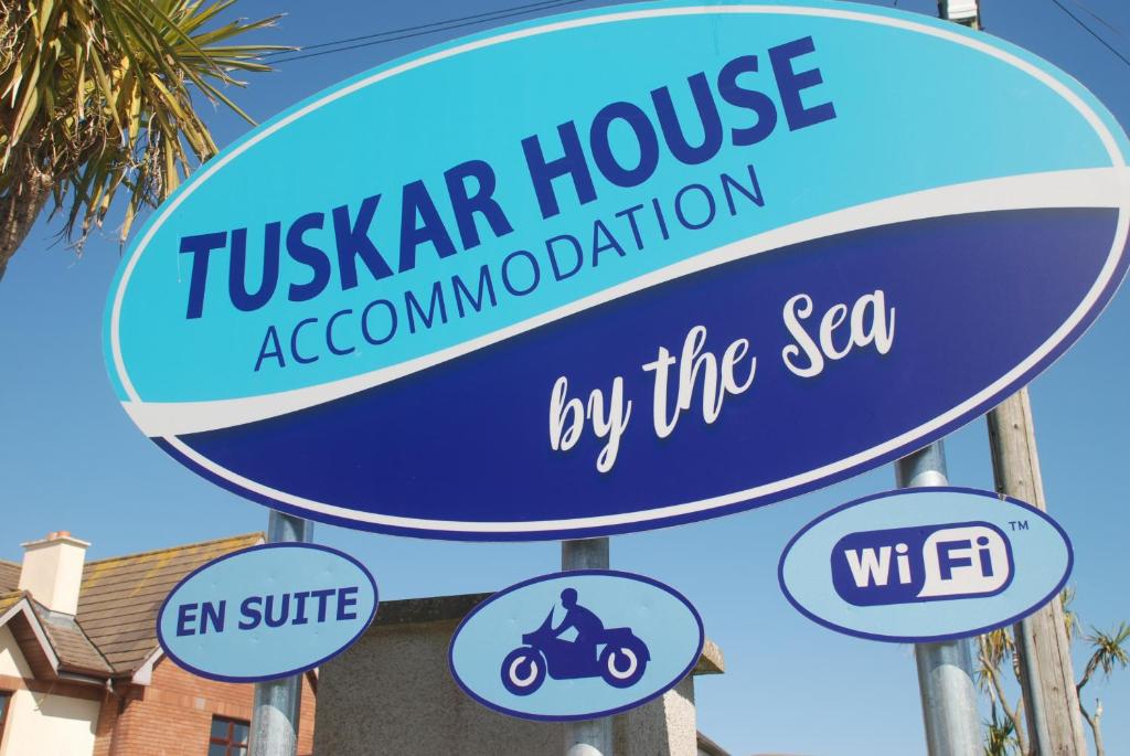 罗斯莱尔Tuskar House by the Sea的图尔萨房屋协会和摩托车标志