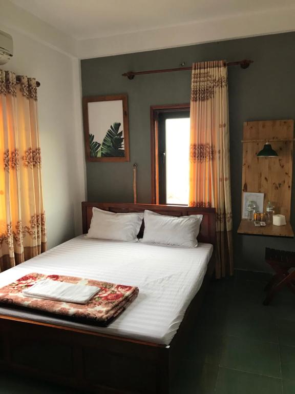 洞海陶庄酒店的一间卧室配有一张床,上面有托盘