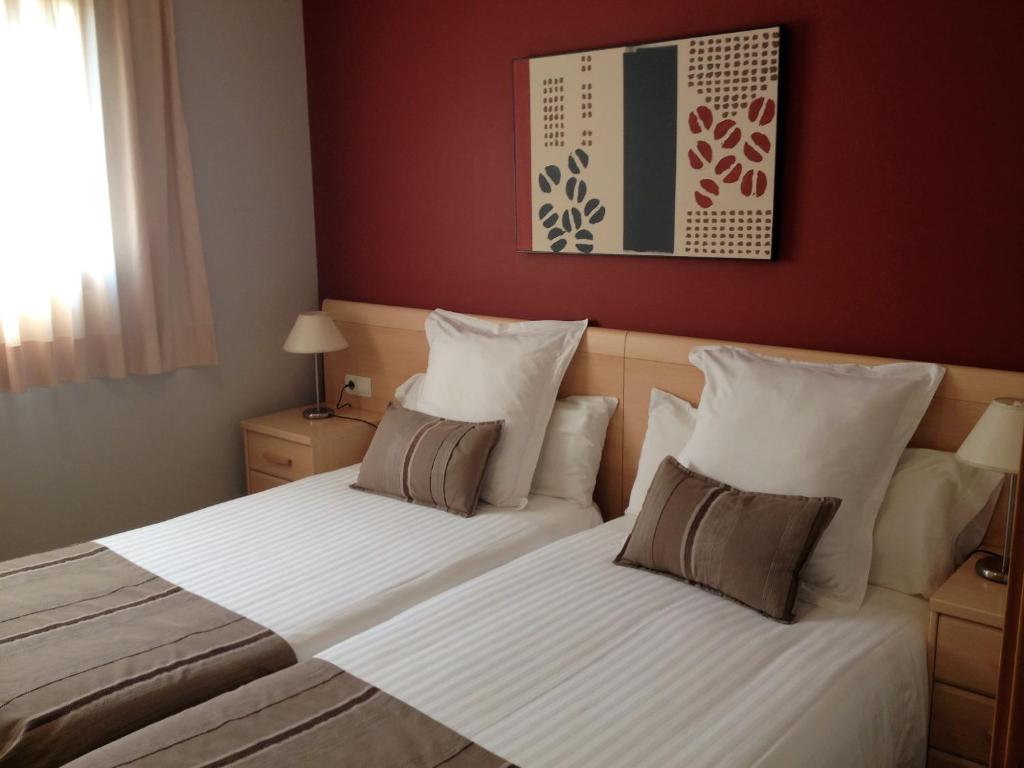 瓦伦西亚毕加索广场公寓的卧室设有两张床铺和红色的墙壁
