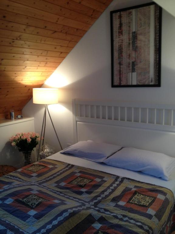 楚格Executive suite in Zug Old Town Triplex的一间卧室配有一张带被子和台灯的床