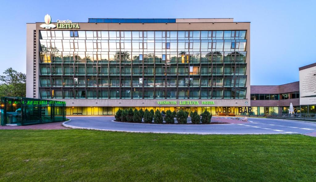 德鲁斯基宁凯列图瓦SPA豪华酒店列图瓦的前面有草坪的大建筑