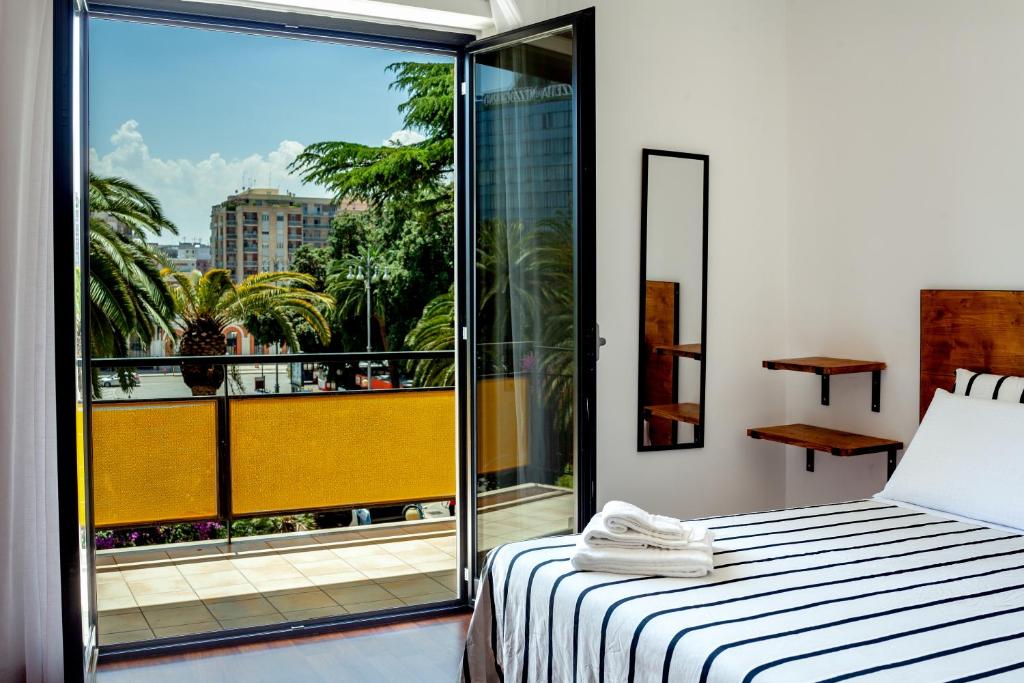 巴里Travel B&B的一间卧室设有一张床和一个美景阳台
