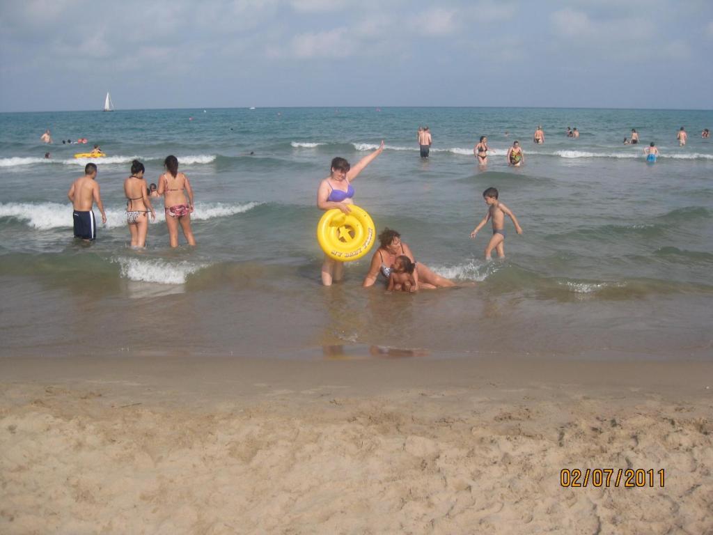 巴里亚纳Burriana的一群人在海滩上玩飞盘