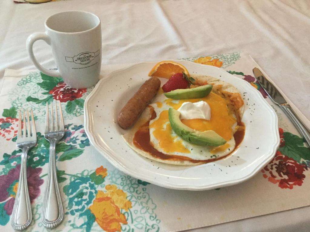 Green LakeGreenway House Bed and Breakfast的香肠和咖啡的盘子