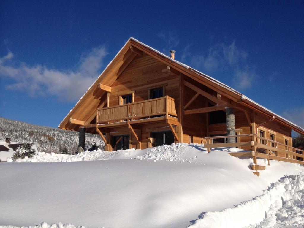 Le BouillyAu cœur du bois的雪地小木屋