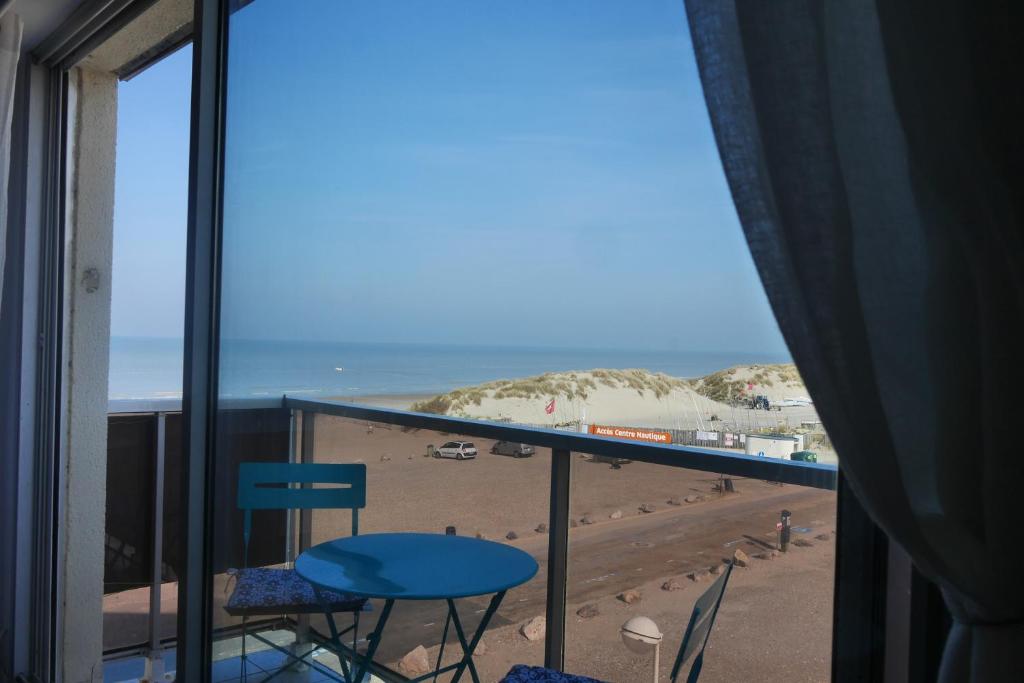 马翁普拉日堡La Timonerie - La Caraque 35, vue mer et dunes classé 2 étoiles的带阳台的客房,享有海滩美景。