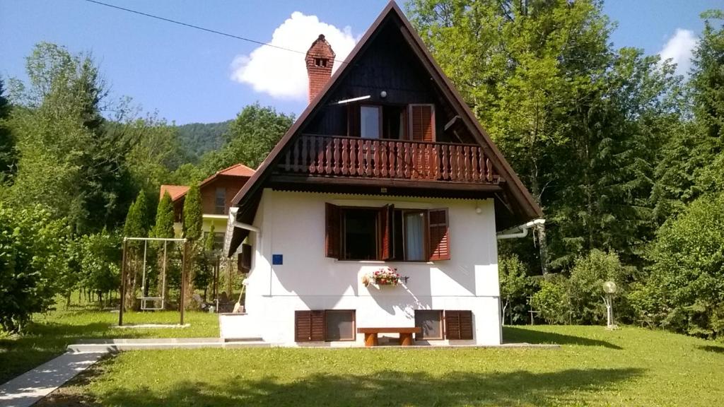 TurkeKuća za odmor Rubeša的一个小房子,设有门廊和阳台
