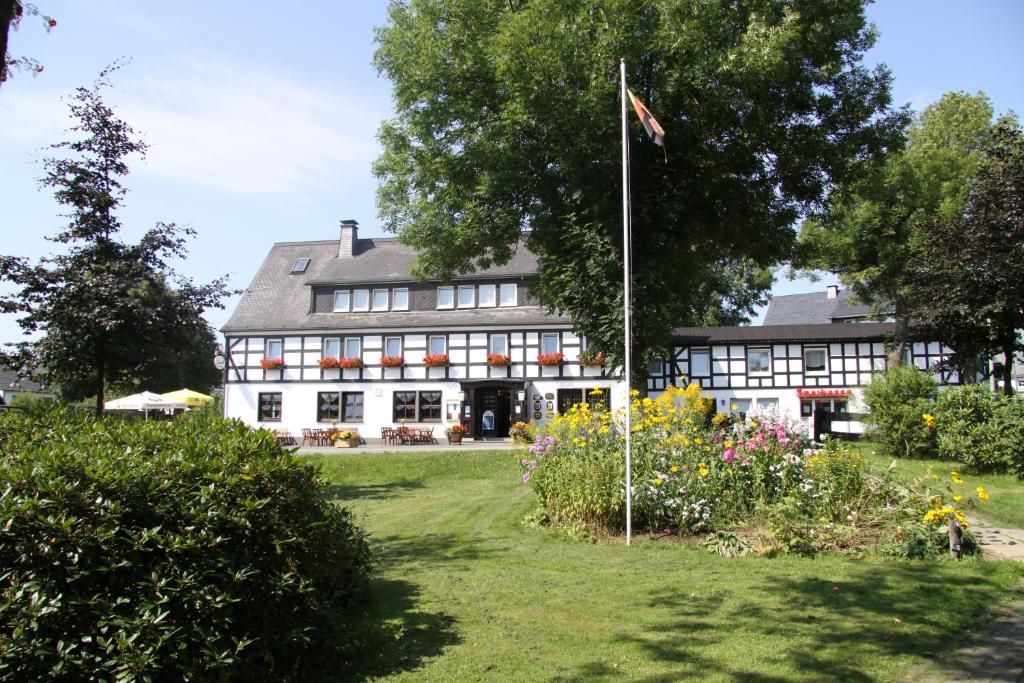 温特贝格吉尔斯巴赫旅馆的一座大白色的建筑,在院子里悬挂着旗帜