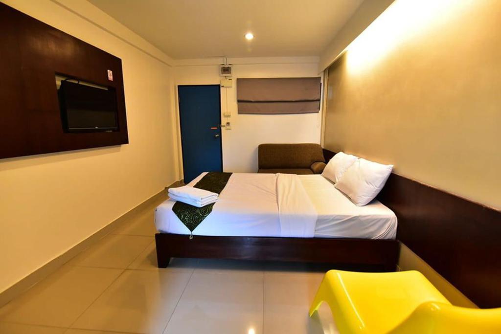 莱卡邦L42素万那普机场旅馆的酒店客房,配有床和黄色椅子