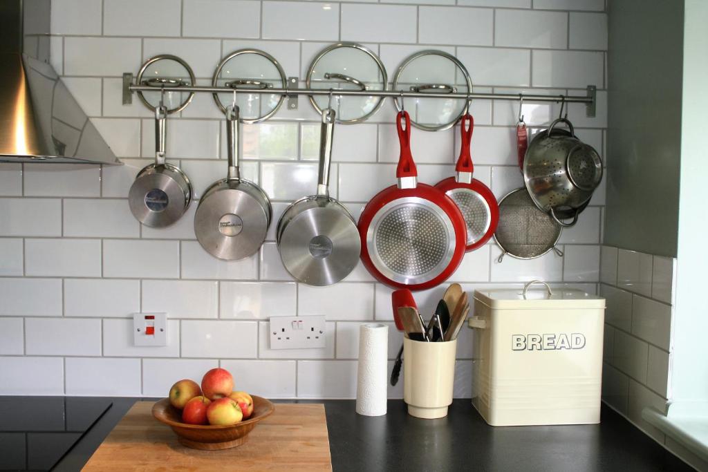 海滨韦尔斯港Mousetrap的厨房柜台,配有锅碗瓢盆和一碗苹果
