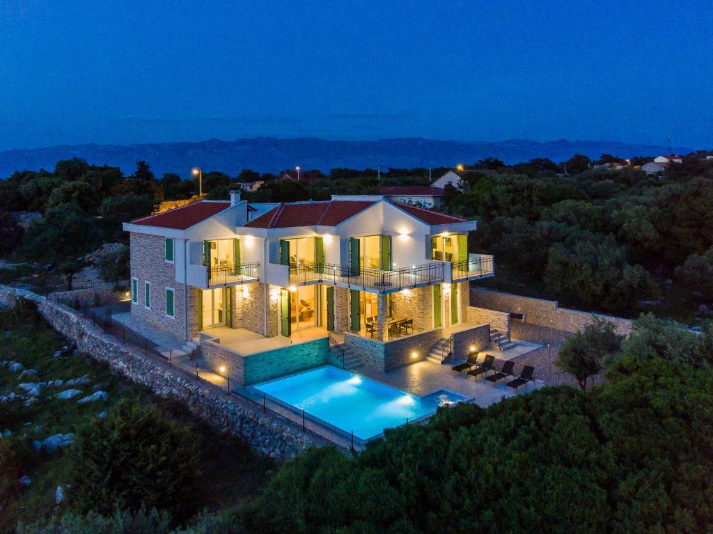 诺瓦利娅Villa Bramasole Lun的享有带游泳池的房屋的空中景致