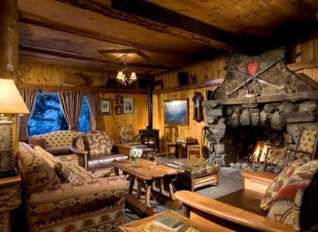马姆莫斯湖塔马拉克旅舍的一间客厅,客厅内配有石头壁炉。