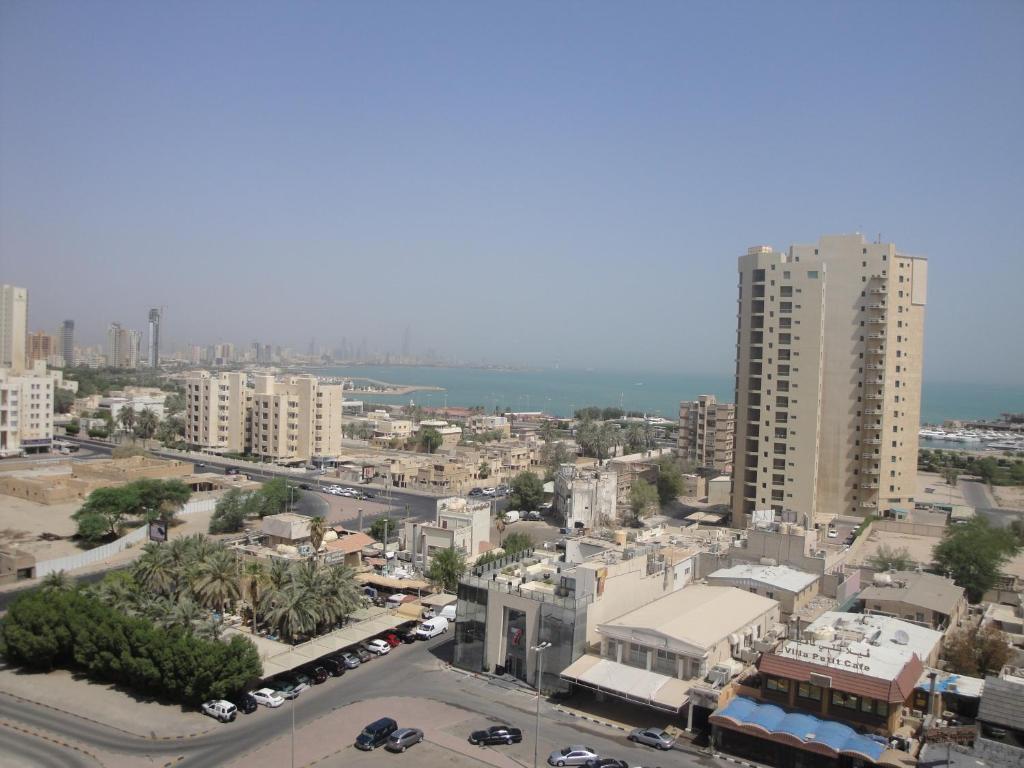 科威特Marina Royal Hotel Suites的城市空中景观高楼