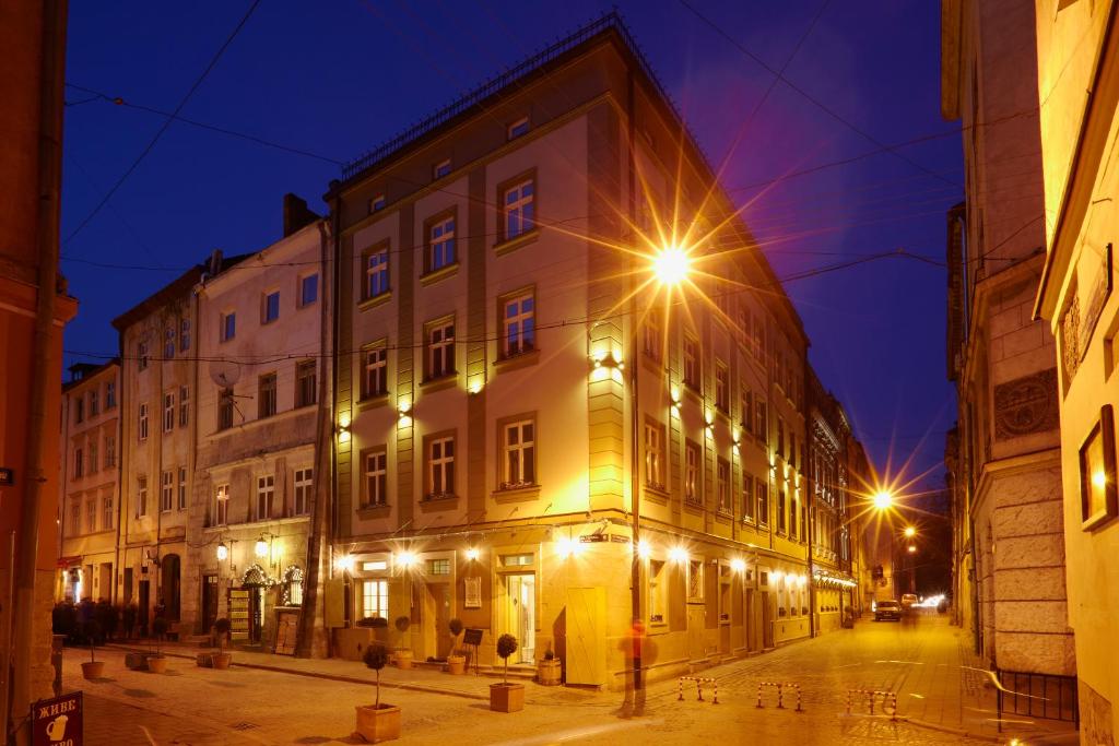 利沃夫古韵精品酒店的街上灯火通明的古老建筑