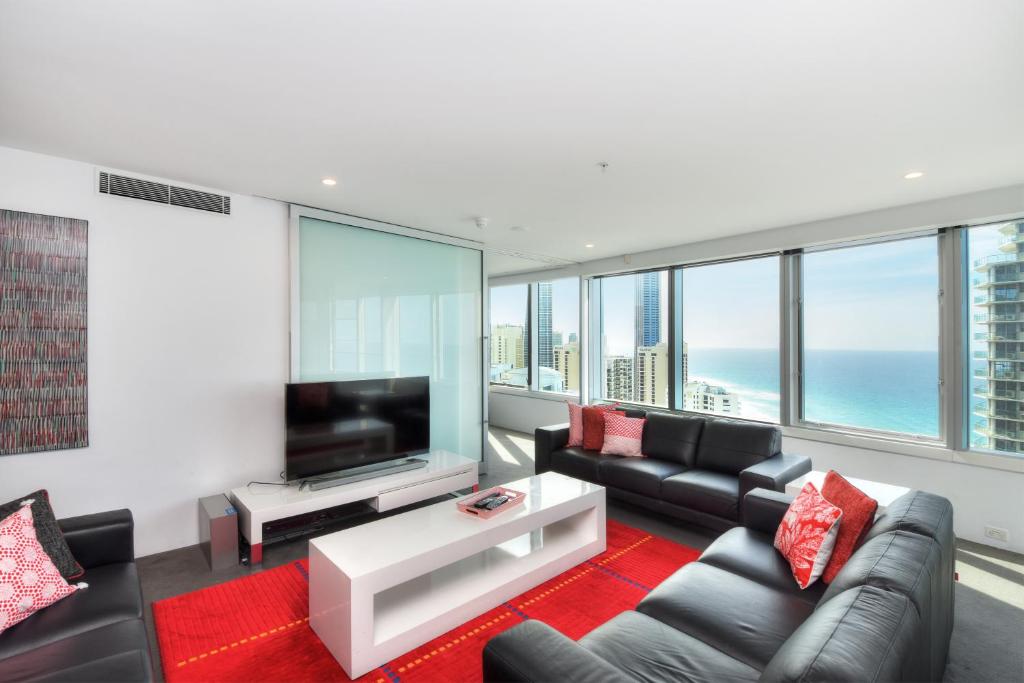 黄金海岸Private Q1 Resort & Spa Apartment with Ocean Views的带沙发和电视的客厅