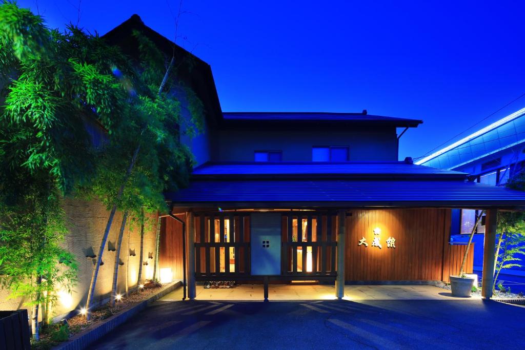 热海Taiseikan的夜晚可欣赏到房子的外部景色