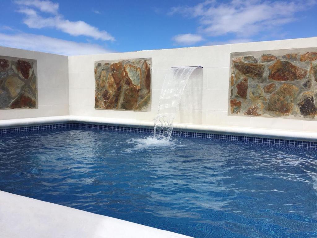 特尔德Casa La Lomada的一个带喷泉的游泳池