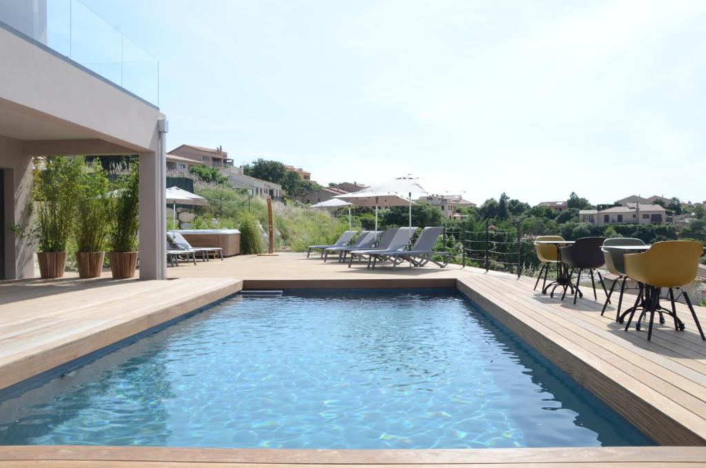 普罗普里亚诺Casa Mare E Vista的房屋内一个带桌椅的游泳池