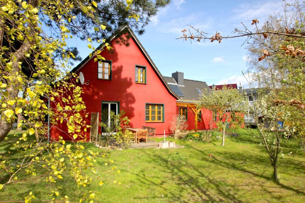 蒂索Ferienhaus Utkiek Soe - Terrasse, Garten, strandnah的一座带庭院的红色房子