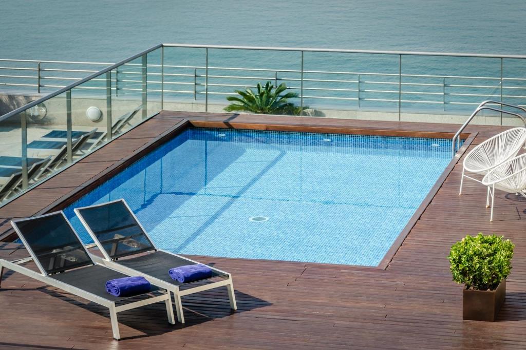 巴塞罗那欧洲之星玛莲娜大酒店的建筑物甲板上的游泳池