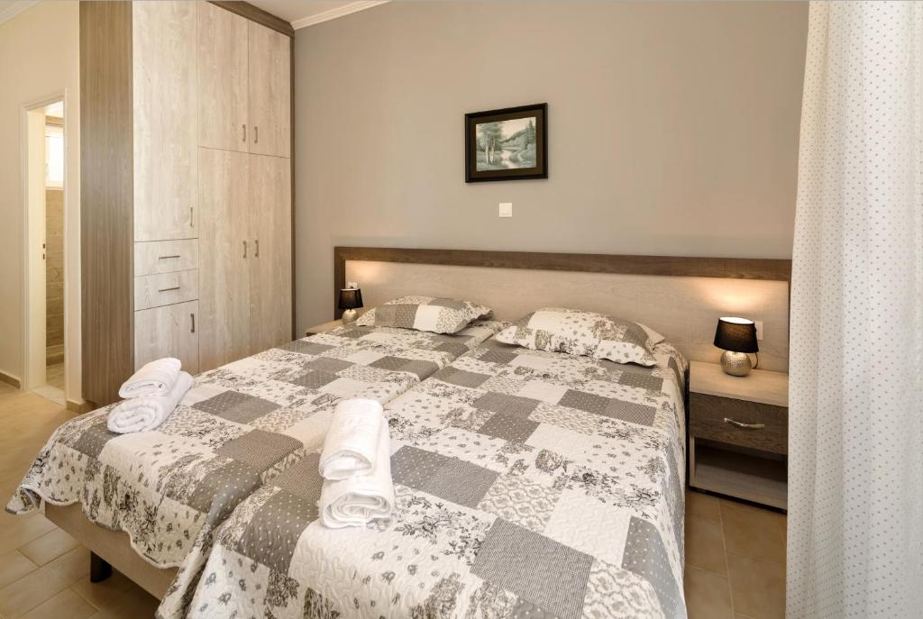 扎金索斯镇Morfeas Zante Apartments的一间卧室配有一张大床和毛巾