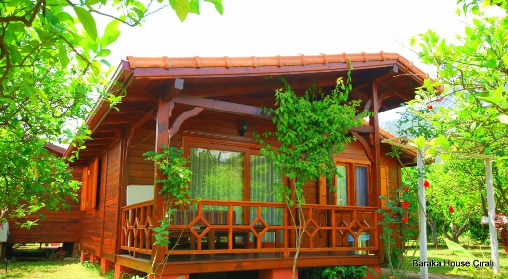 契拉勒巴拉卡住宿酒店的木小屋 - 带阳台