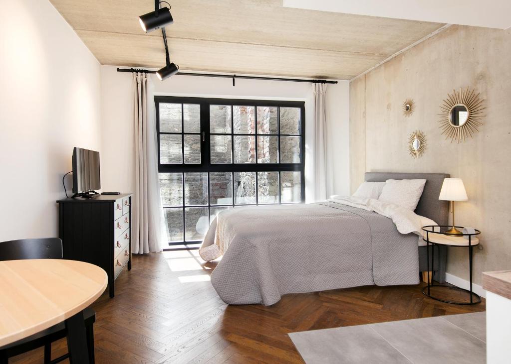 塔林Katla Maja Apartment的一间卧室设有一张床和一个大窗户