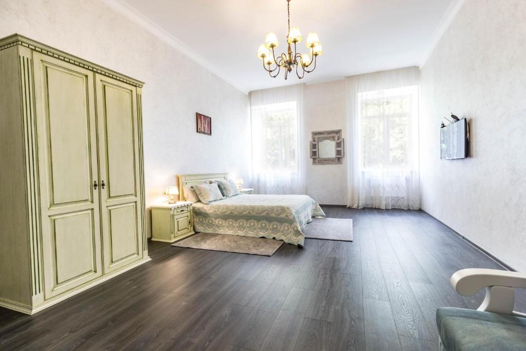 利沃夫Dominicana l Apartments l Lviv Historical City Center的一间卧室配有一张床和一个吊灯