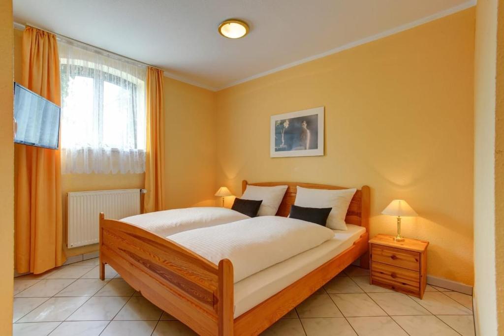 汉诺威Gasthaus Hannover的一间卧室设有一张床和一个窗口