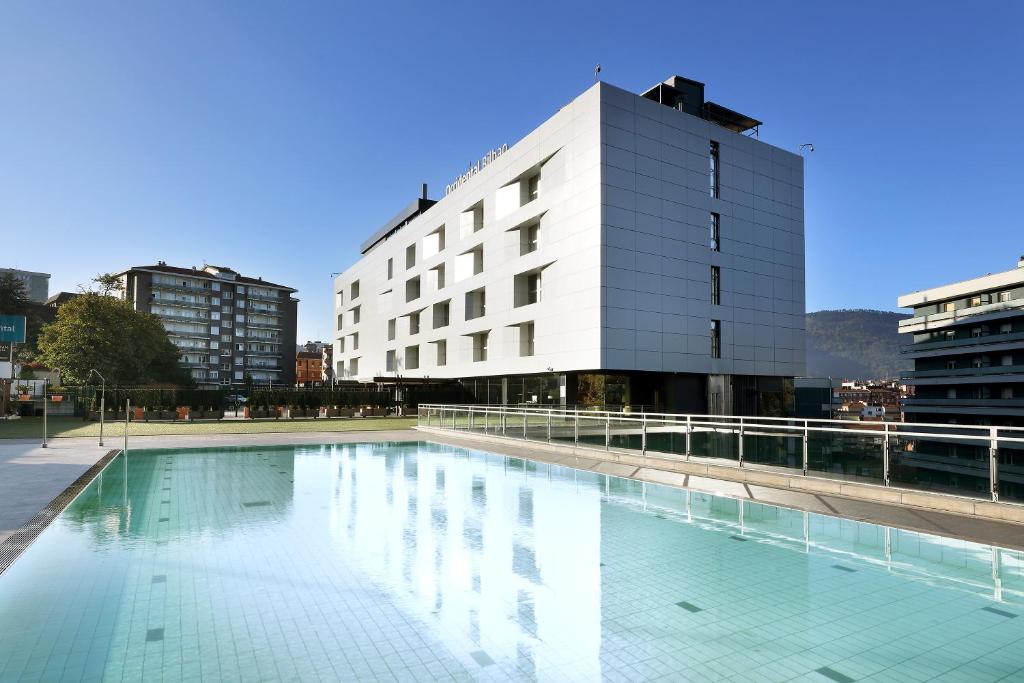 毕尔巴鄂毕尔巴鄂西方酒店的大楼前的大型游泳池