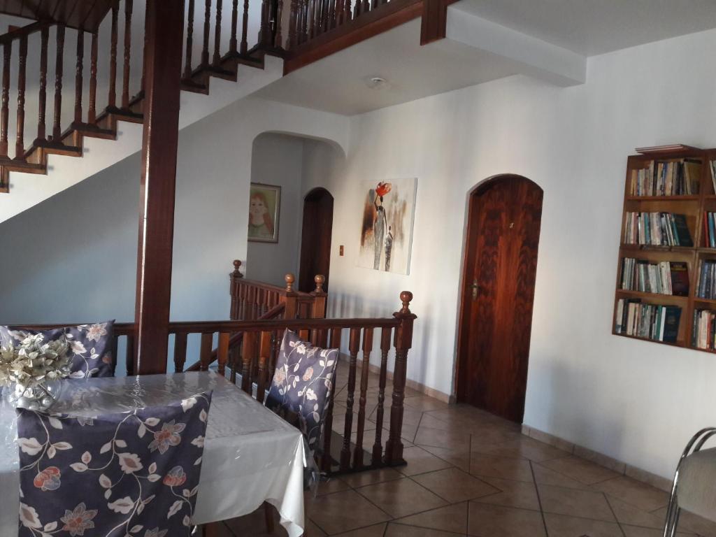 瓜鲁柳斯索格纳勒斯宾馆的客厅设有楼梯和桌椅