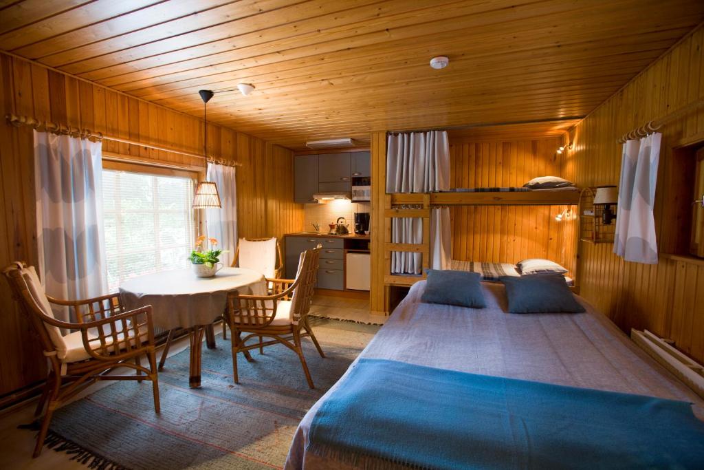 罗瓦涅米卡萨北极公寓的一间卧室配有一张床铺和一张桌子,还设有一间厨房