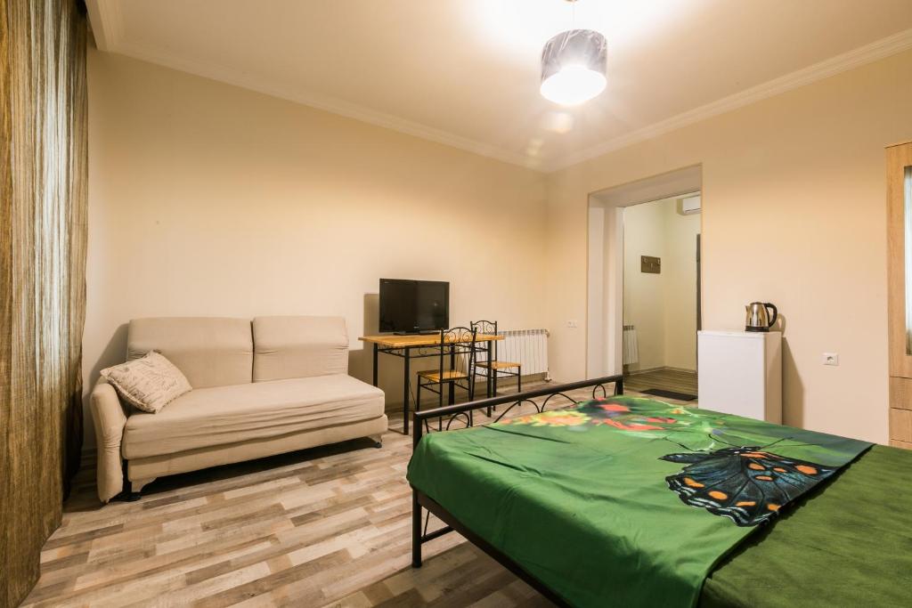 第比利斯New Life Apartments的客厅配有床和沙发
