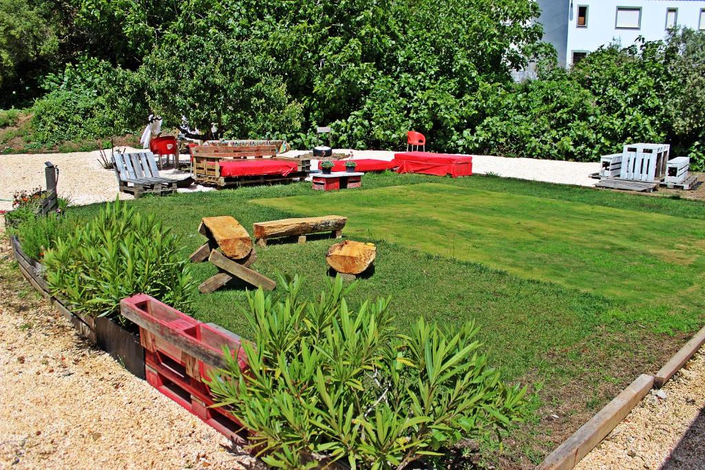 奥德赛克斯Horta do Vale - Nature House的草地上带桌椅的花园