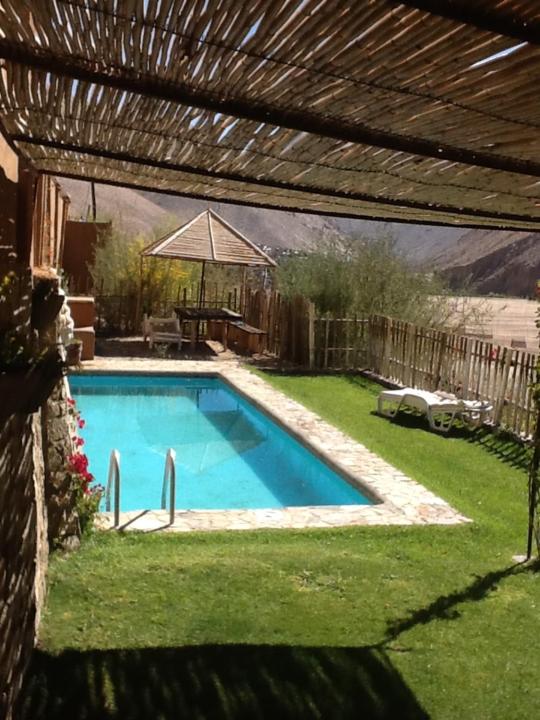 Monte GrandeCasa Higuera en MonteGrande的一座房子的院子内的游泳池