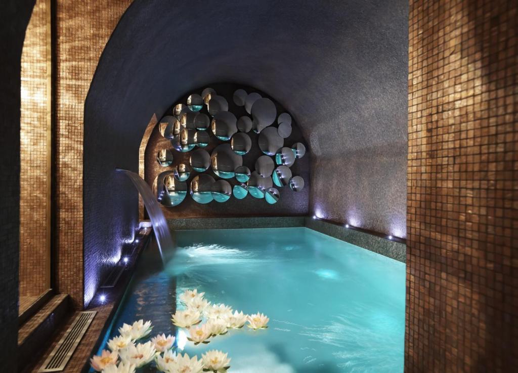 巴黎法瓦尔公馆酒店的洞穴中的游泳池,有桶