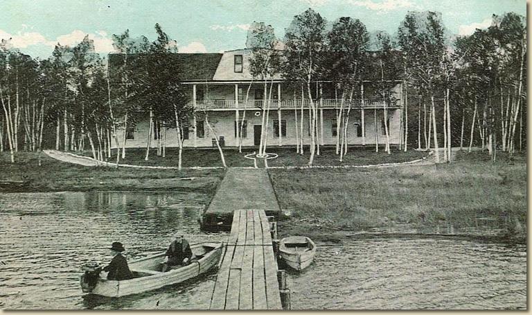 Trout LakeHistoric Birch Lodge and Motel的一张两人在船上的黑白照片