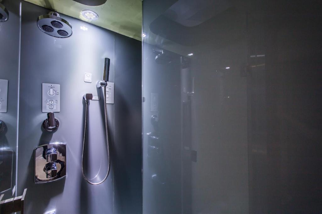 台北薆悦酒店的带淋浴的浴室,带玻璃门