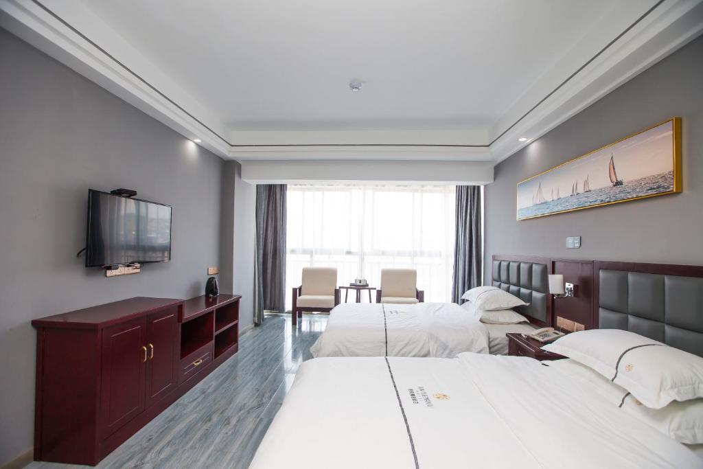 张家界君阅漫居酒店的酒店客房设有两张床和一台平面电视。