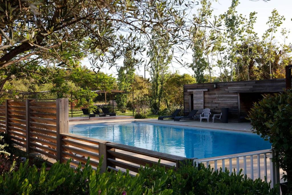 维琪奥港圣乔瓦尼酒店的一个带围栏的院子内的游泳池
