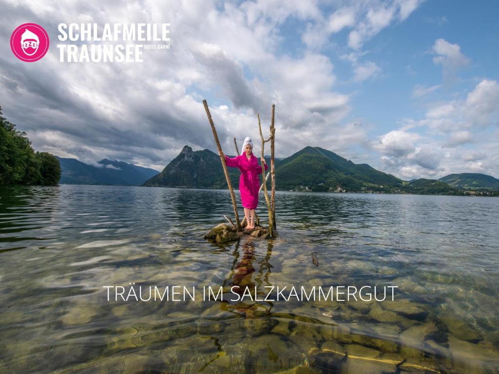 埃本塞施拉夫迈勒特劳恩旅馆的站在水中站立的桨板上的女人