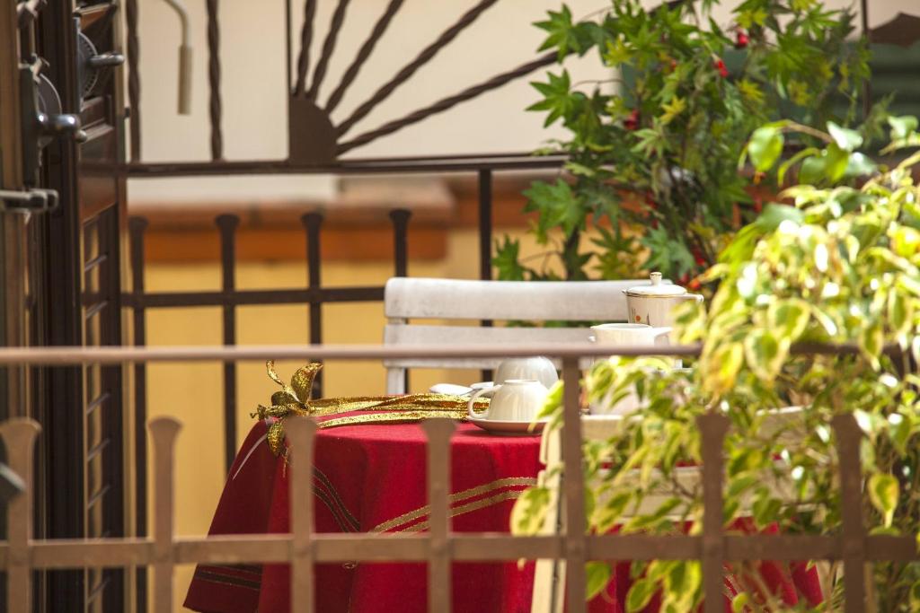 佛罗伦萨​​卡斯塔尼奥Il别墅酒店的 ⁇ 上的一个红色手提箱