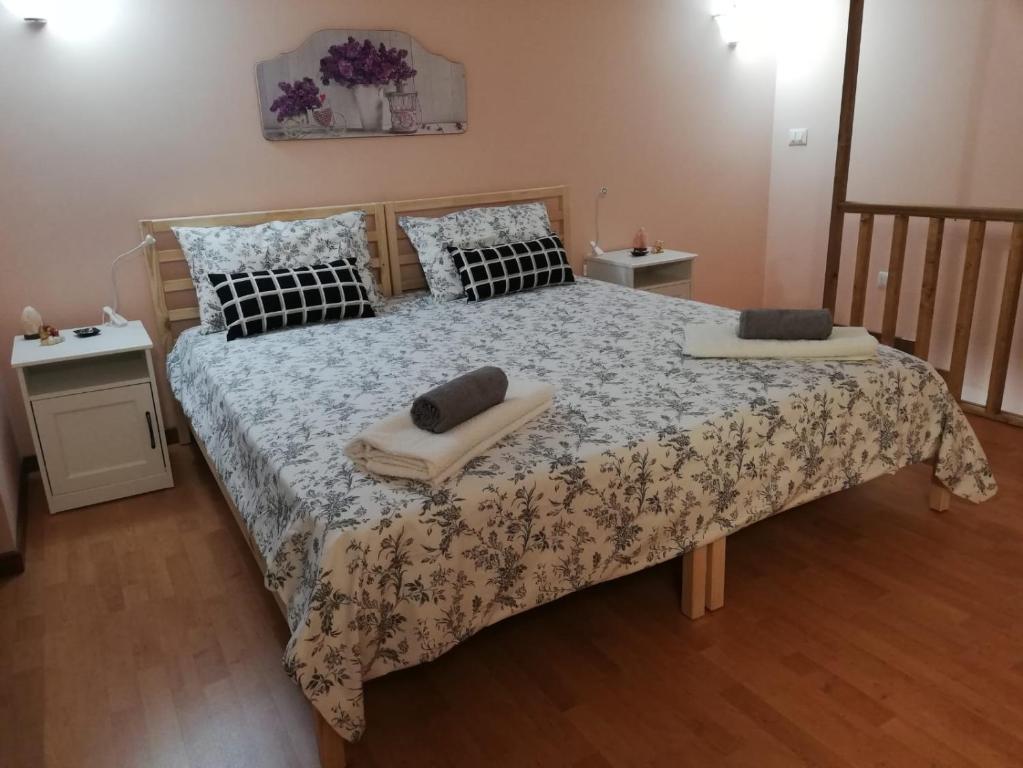 马丁纳弗兰卡Casa Vacanza Due Effe的一间卧室配有一张带两个枕头的床