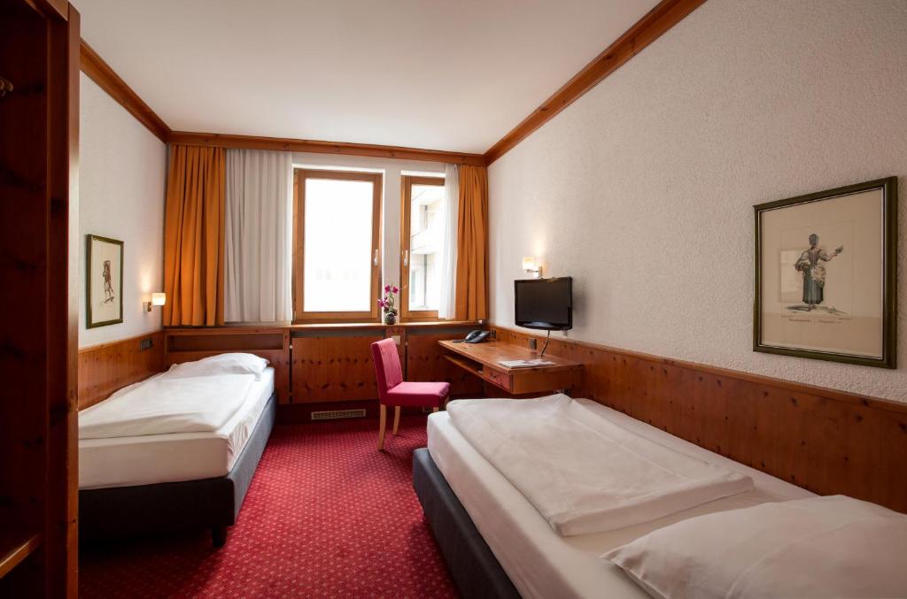 纽伦堡斯特彻勒酒店&维纳餐厅的酒店客房配有两张床和一张书桌