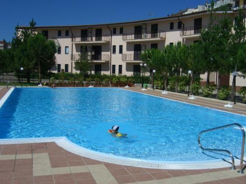卡利特里安博夏朵利酒店的在大型游泳池游泳的人