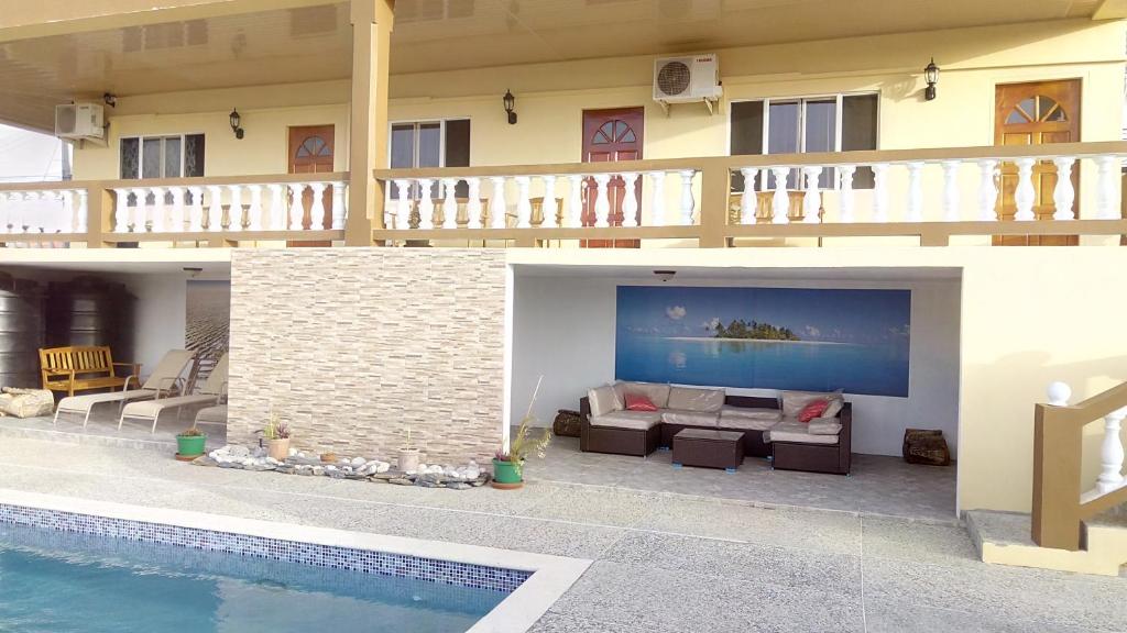 斯卡伯勒Michael's Tropical Suites的一座带游泳池和房子的别墅