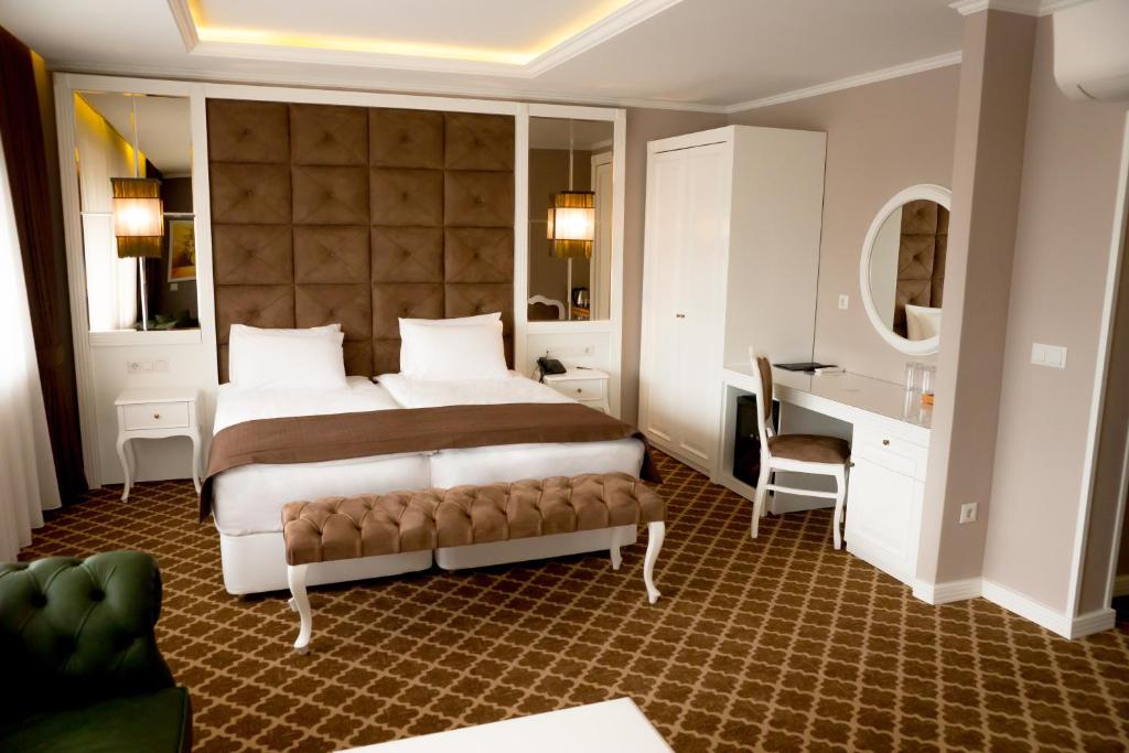 克尔贾利阿佩佐斯酒店的一间卧室配有一张大床和一张书桌